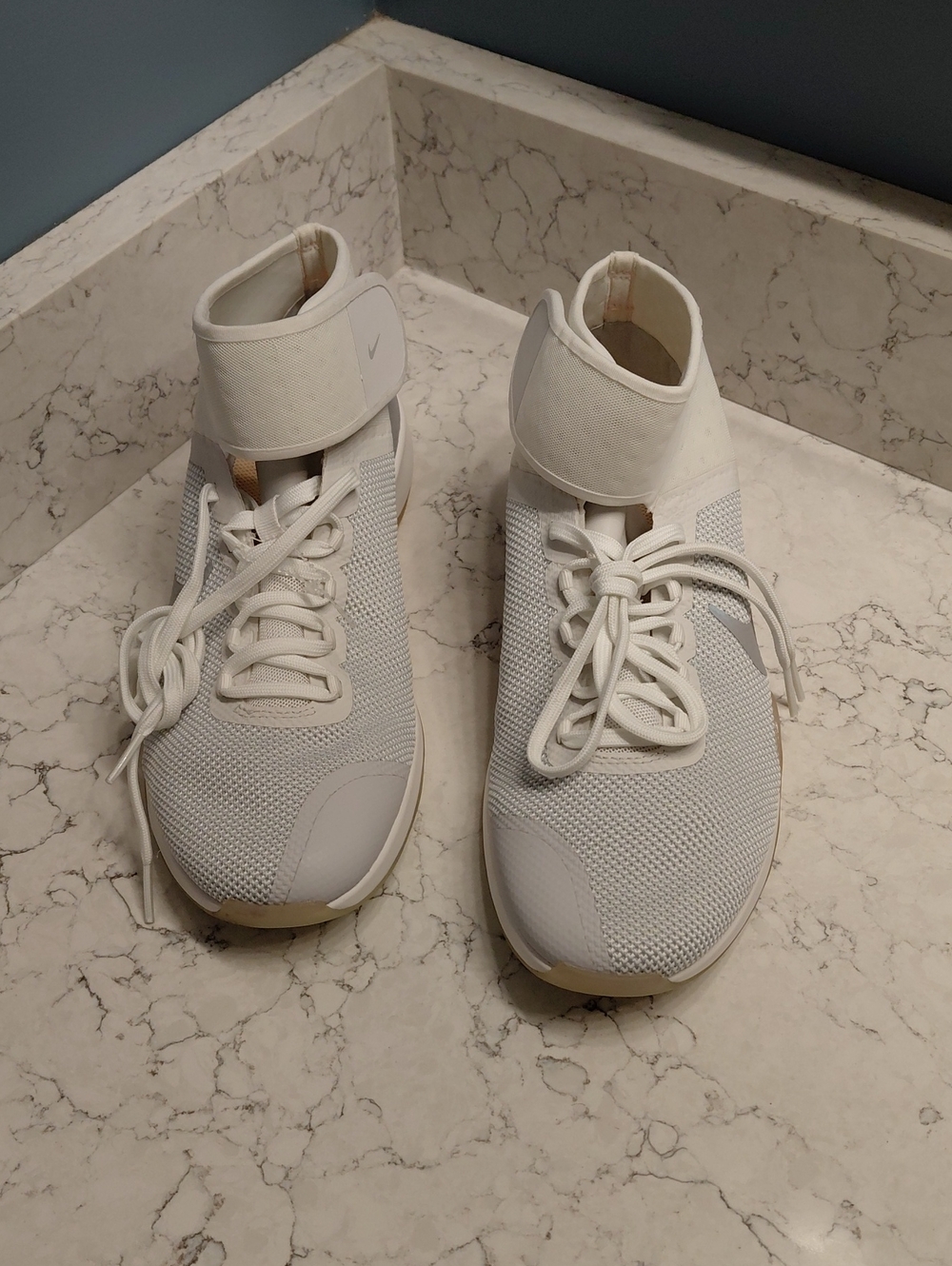 Nike Air Zoom Strong 2 Rise Women’s Size 9.5  Training Shoe White Gray Orange